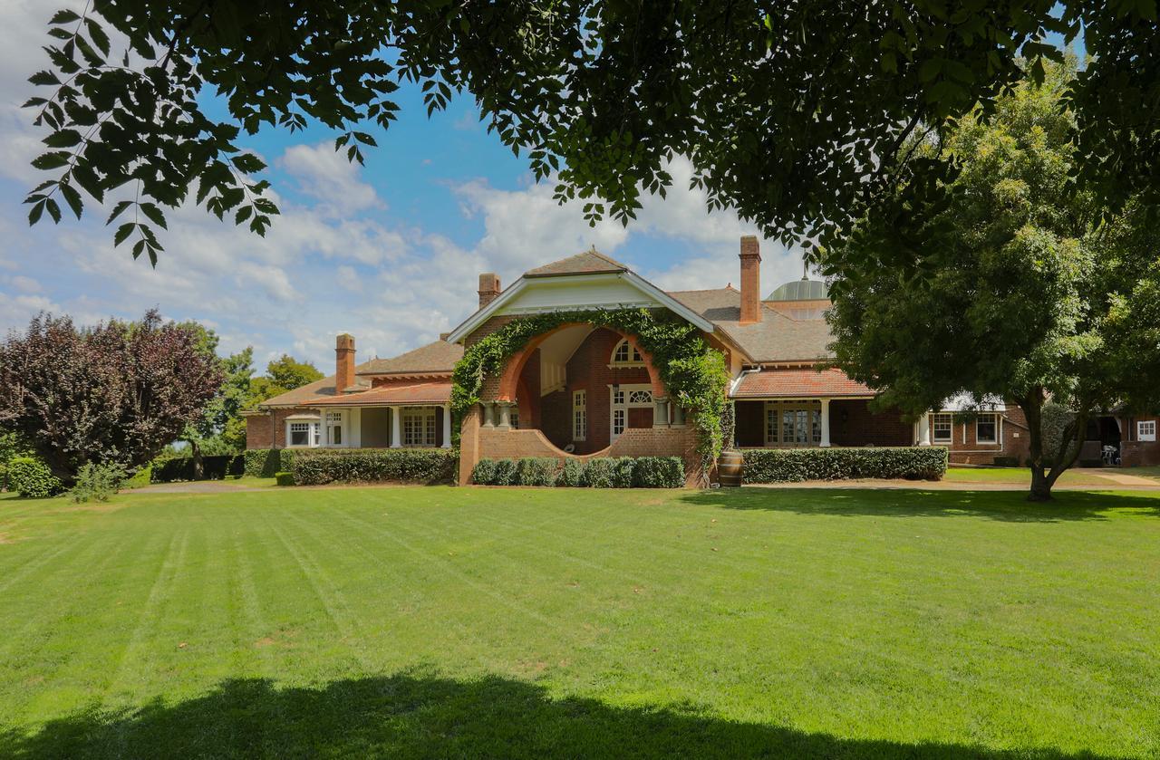 Petersons Armidale Winery And Guesthouse Экстерьер фото