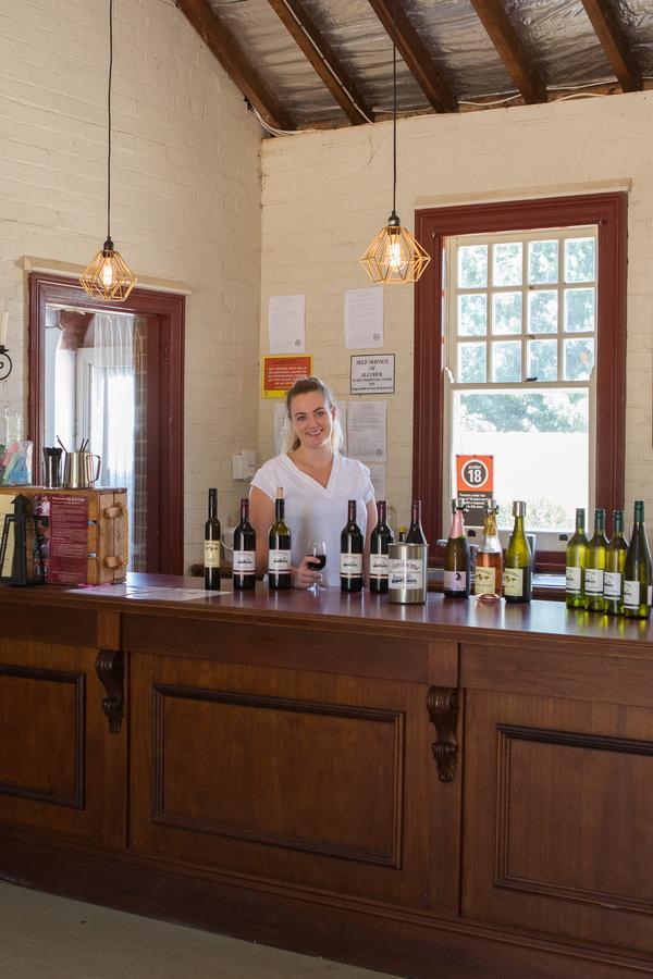 Petersons Armidale Winery And Guesthouse Экстерьер фото